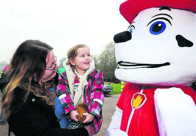 Jablonska and her mother Ewa meeting one of the many characters at the Cork City Hospitals Children’s Club trip.