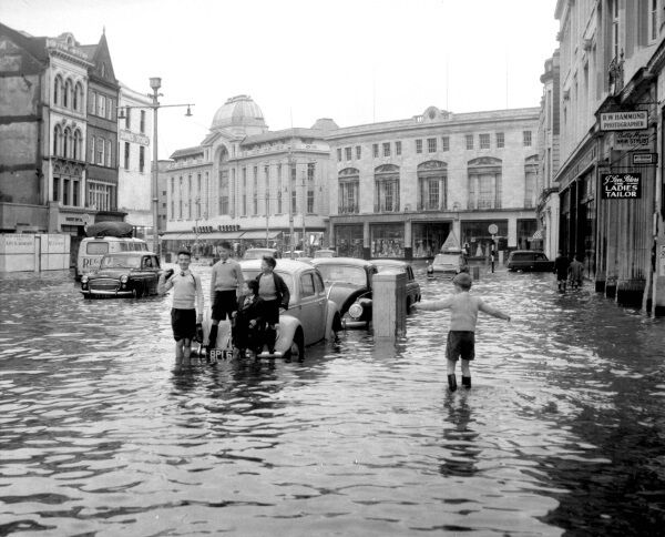 Flooding on the same spot in 1961. A river-barrier type structure is to be built west of Cork City to control the flow of flood water into the Lee’s south channel. Flooding on the same spot in 1961. A river-barrier type structure is to be built west of Cork City to control the flow of flood water into the Lee’s south channel.