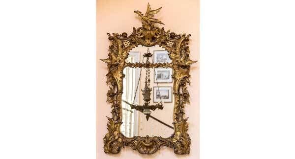 A large carved giltwood Irish Chinese Chippendale Pier Mirror, by Butler of Dublin (€5,000-€8,000).