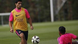 Suarez extends Barcelona deal