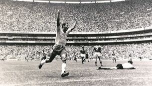 Carlos Alberto obituary: ‘He treated the ball like a person he loved and would hold in his arms’