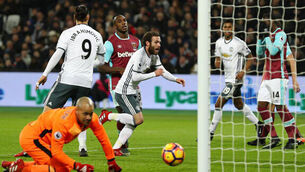 West Ham see red as Manchester United make most of ref calls