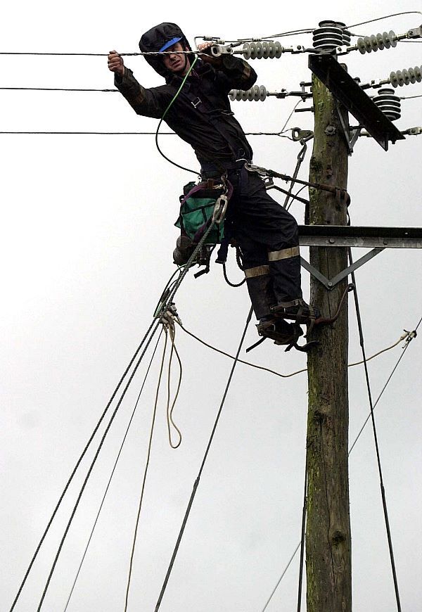 ESB continue reconnections and send crews to Scotland