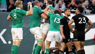 Robbie Henshaw celebrates scoring their fifth try with teammates 5/11/2016