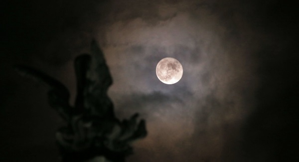 Appliance of Science: Why does the Moon appear to follow us?