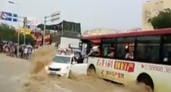Bus driver saves three from heavy flood by parking in front of car
