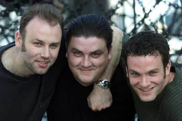 Ireland fell in love with Simon Delaney (centre) in ‘Bachelors Walk’ back in 2001. He’s pictured here with fellow stars Don Wycherley (Raymond) and Keith McErlean (Barry).