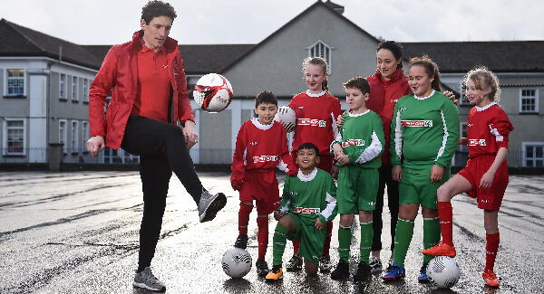 The SPAR FAI Primary School 5s Programme was launched with a pop-up training session at Scoil Mhuire CBS, Dublin, where former Republic of Ireland footballer and past pupil, Keith Andrews, and current Ireland women’s footballer, Megan Campbell, provided a coaching masterclass to students from Scoil Mhuire CBS and St Vincent de Paul’s Girls NS. Pic: Seb Daly/Sportsfile