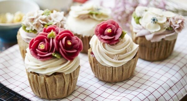 Hint of Champagne Cupcakes . Hint of Champagne Cupcakes .