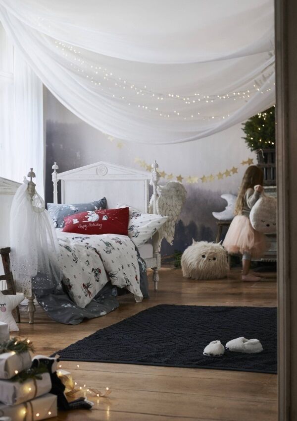 H&M’s winter interiors wonderland is all about the mystique of a winter garden. Decadent reds, fresh greens and crisp whites all tied in with cosy textures, floral patterns and chic metallics. We love this bedroom look. See www2.hm.com/en_ie/home for more inspiration.