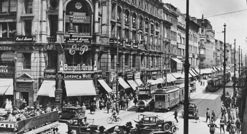 Leipziger Strasse in Berlin, Germany, circa 1925. (Photo by Alexander Binder/Hulton Archive/Getty Images) Leipziger Strasse in Berlin, Germany, circa 1925. (Photo by Alexander Binder/Hulton Archive/Getty Images)