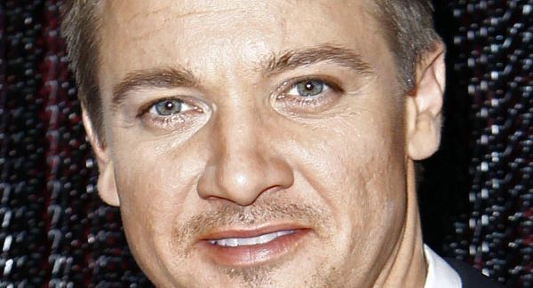 'Bourne Legacy' star blasts 'stupid, stupid' Kardashians