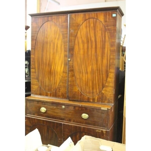 This Georgian linen press made €220 at Aidan Foley’s sale.