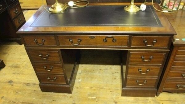 This mahogany pedestal desk made a hammer price of €200 at Aidan Foley’s sale.