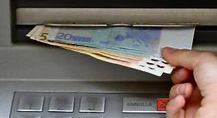 Withdraw money in banknotes from an ATM in Italy Withdraw money in banknotes from an ATM in Italy