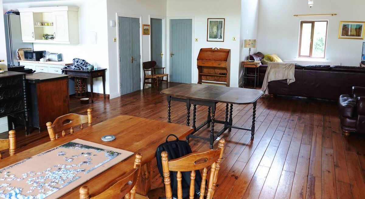 Before: An area of Kya's big (and only) living-room. Taking out some furniture and personal stuff, using a tripod and opening the adjoining doors improves the flow and takes the composition to the ceiling. Hello, architecture!