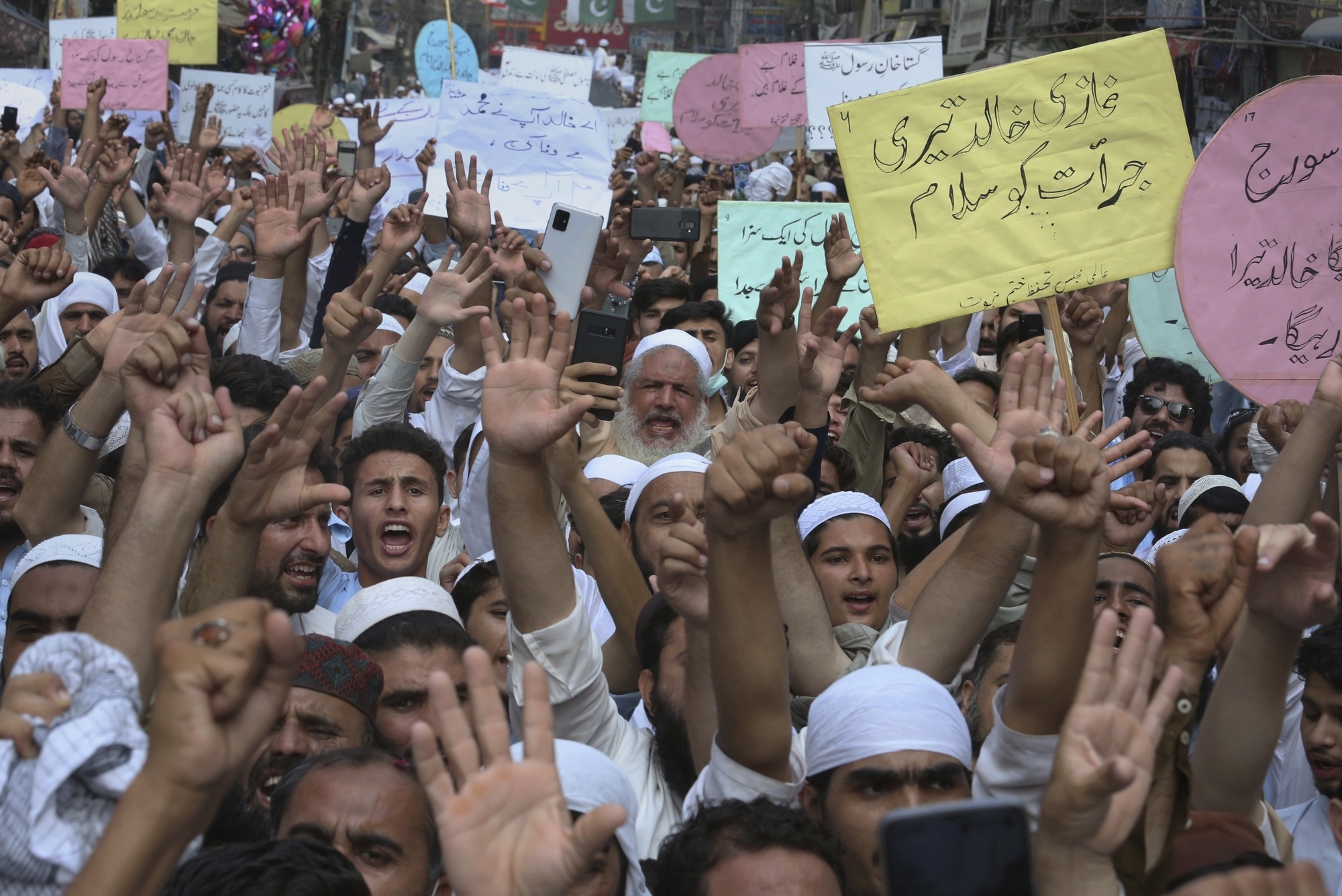 Thousands rally in Pakistan in support of man who shot American dead in court