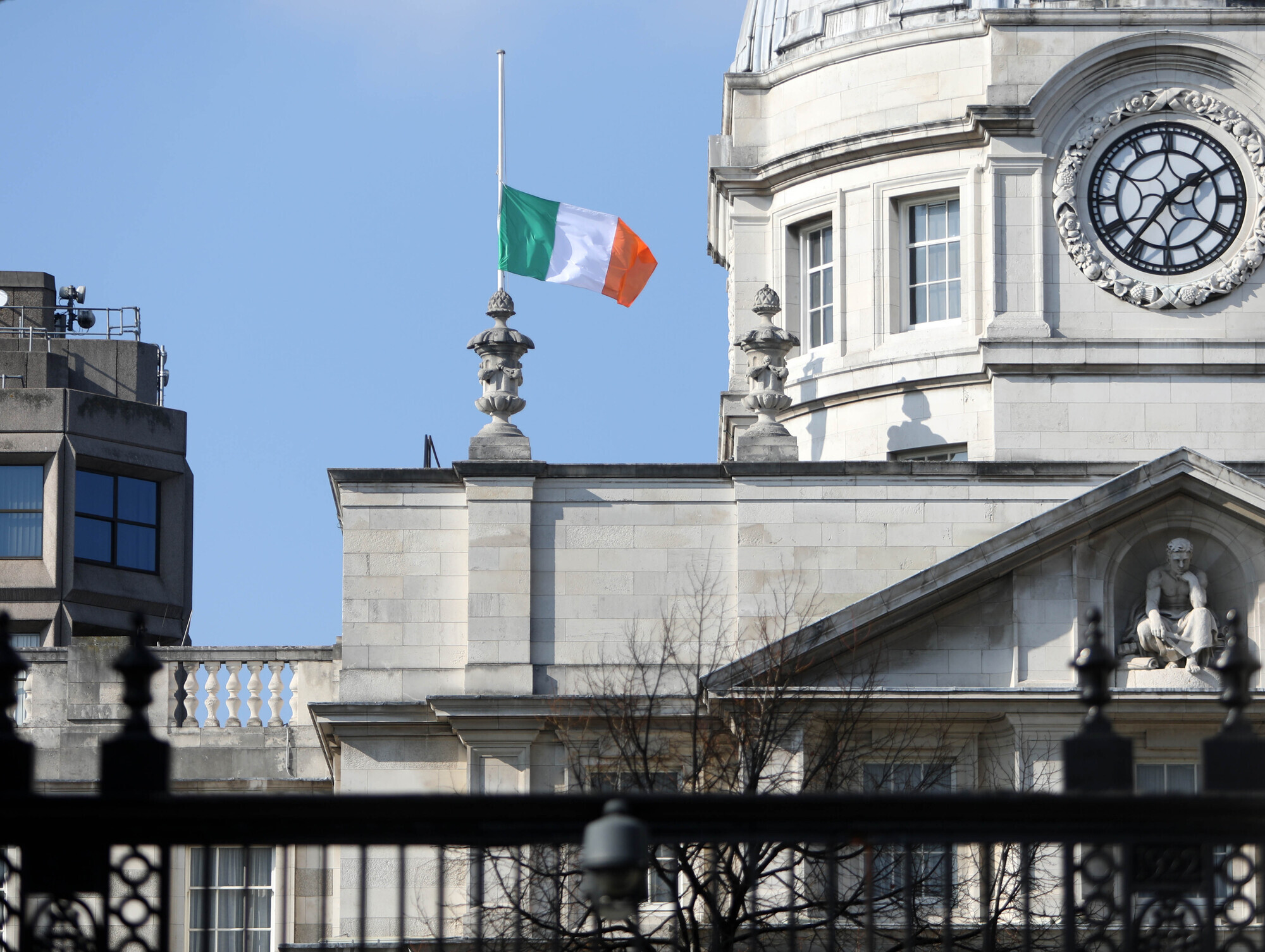 Moody's: Government debt to top 293% of tax revenues