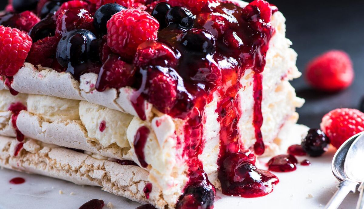 Meringue and fruit layer cake.