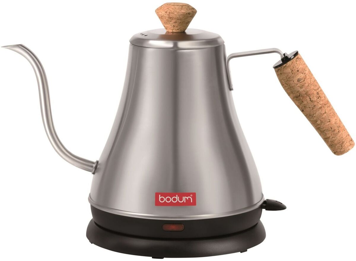 Gooseneck pots tenderly soak coffee grounds and fragile tea and herb leaves. Bodum Melior, €52.95, cookinglife.eu.