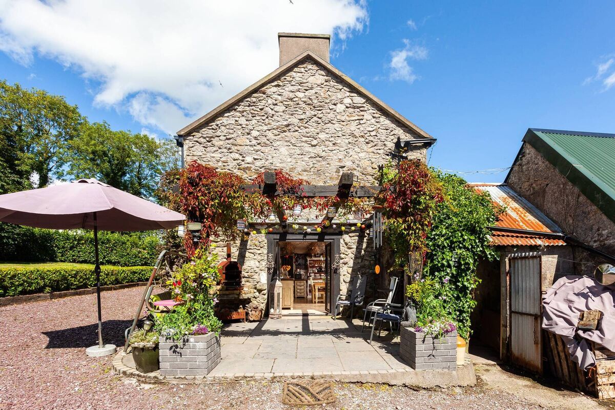 Gable end with pergola and simple pizza oven is funky, a real room outside, just off the  kitchen