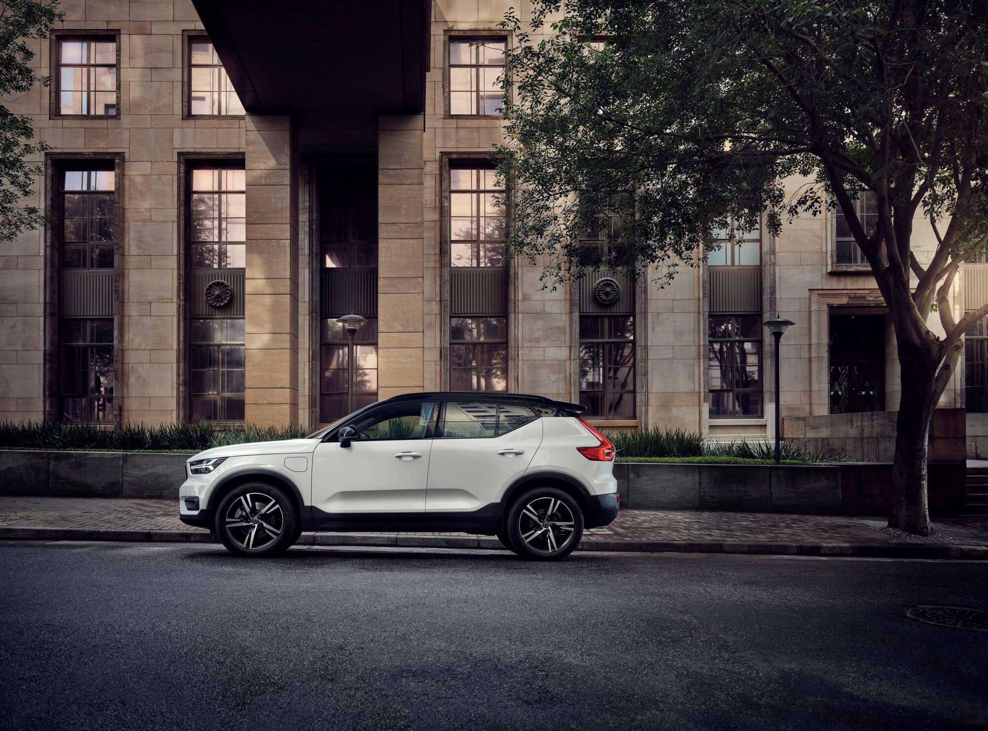 The Volvo XC40 finds itself in the position of fighting its corner in the premium crossover segment, and even having to fend off some of the so-called non-premium contenders.