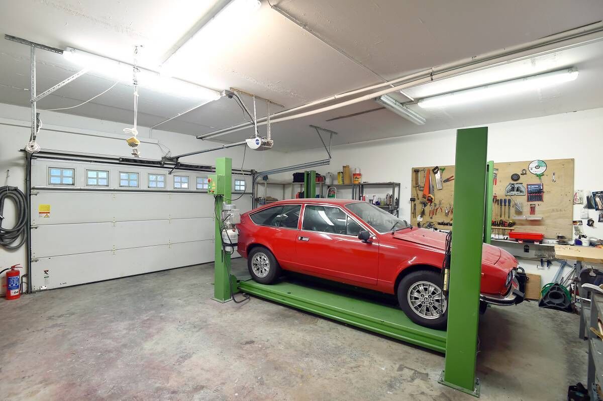 Alfa Romeos of the 1970s had "a short, but gay, life...." 