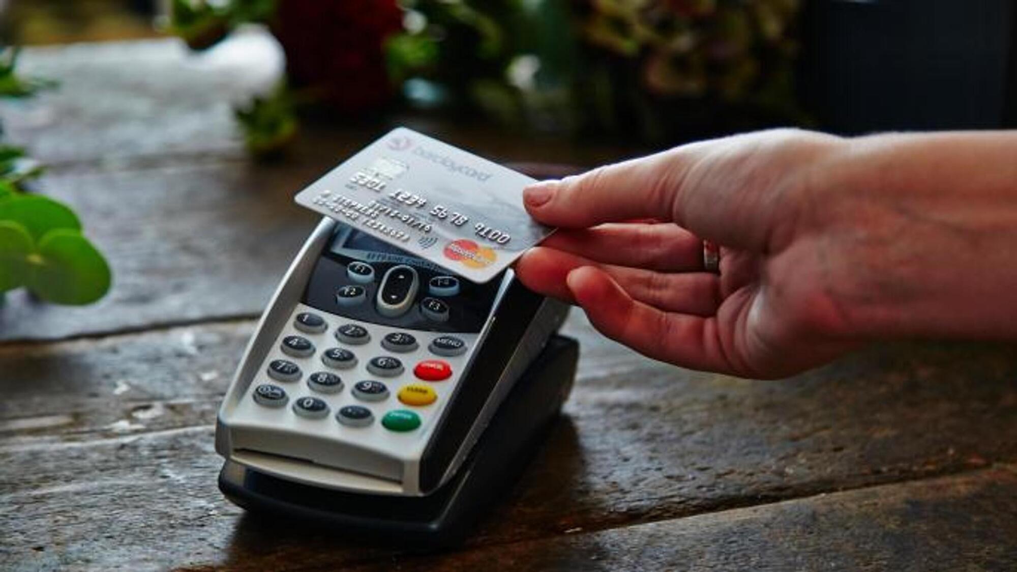 Contactless payments in Ireland edge close to €1bn