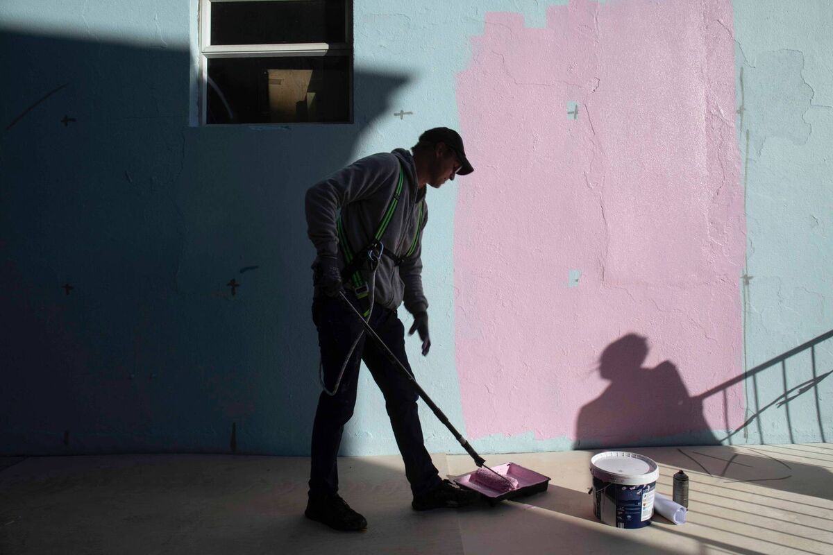 Artist Shane O’Driscoll , kicking off Ardú Street Art Initiative.