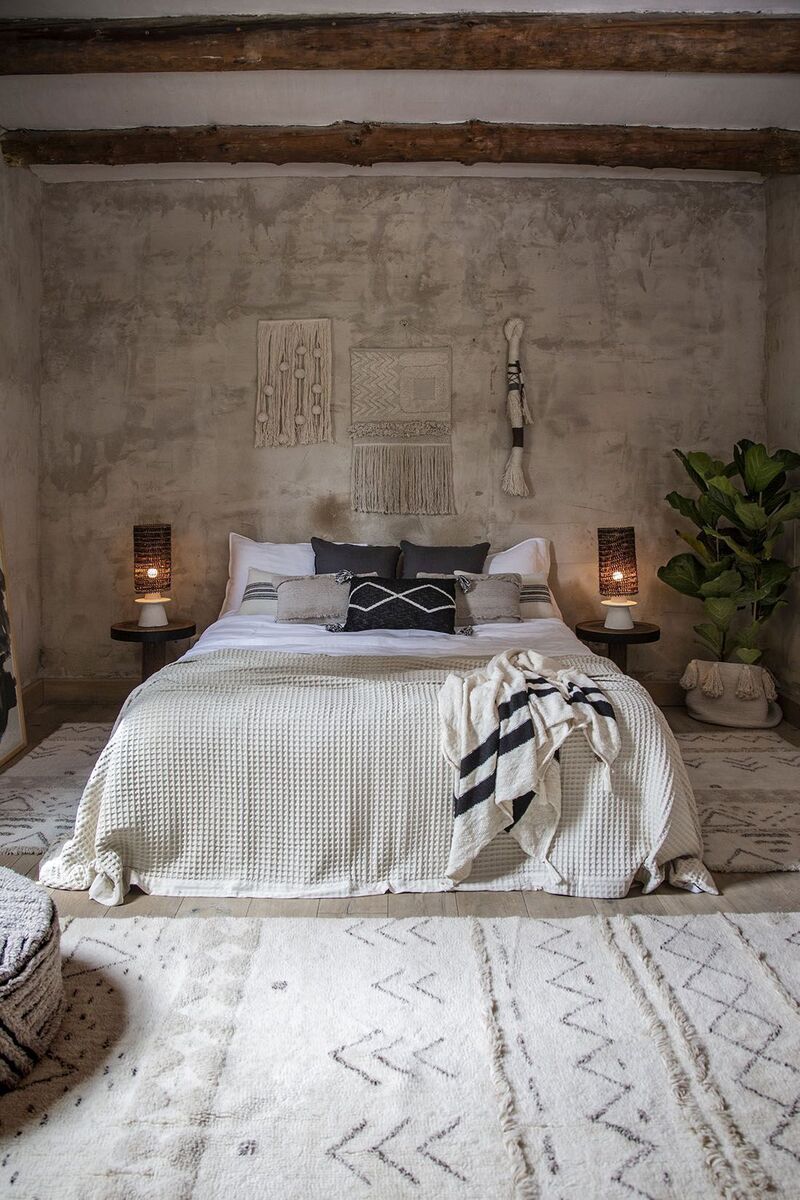  Lovely plain white linens in a rough luxe setting bring a contemporary touch and work with any renovated look or change in décor. The addition of a rug offers extra warmth and softness (Lorena Canals Lakota Day Woolable rug from €139 at Rugs.ie).