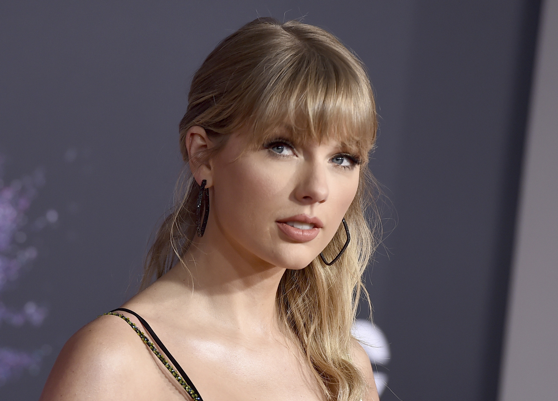 Taylor Swift steals the show with late appearance at American Music Awards