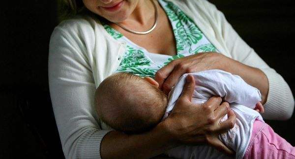 Study: Breastfed babies 'more likely to climb social ladder'