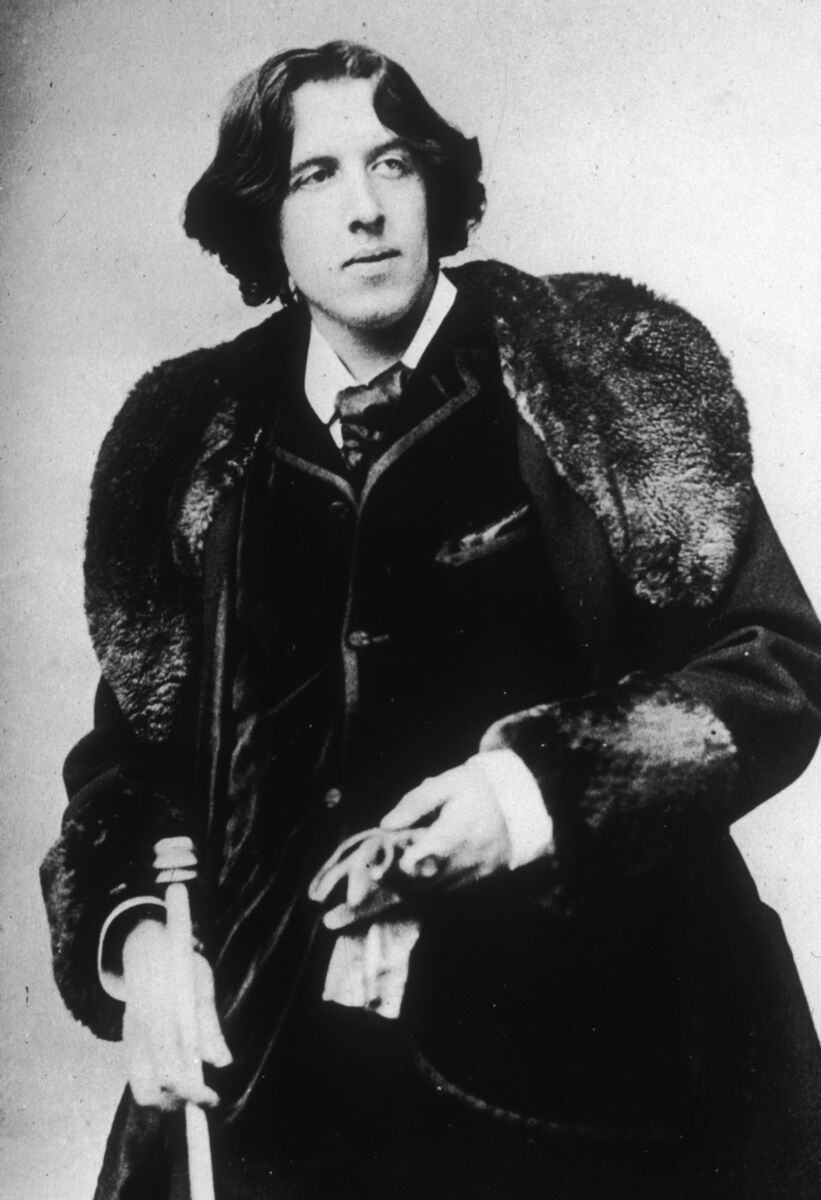 Portrait of Irish-born author and critic Oscar Wilde (1854-1900) wearing a fur stole and holding a cane and gloves. (Photo by Hulton Archive/Getty Images)