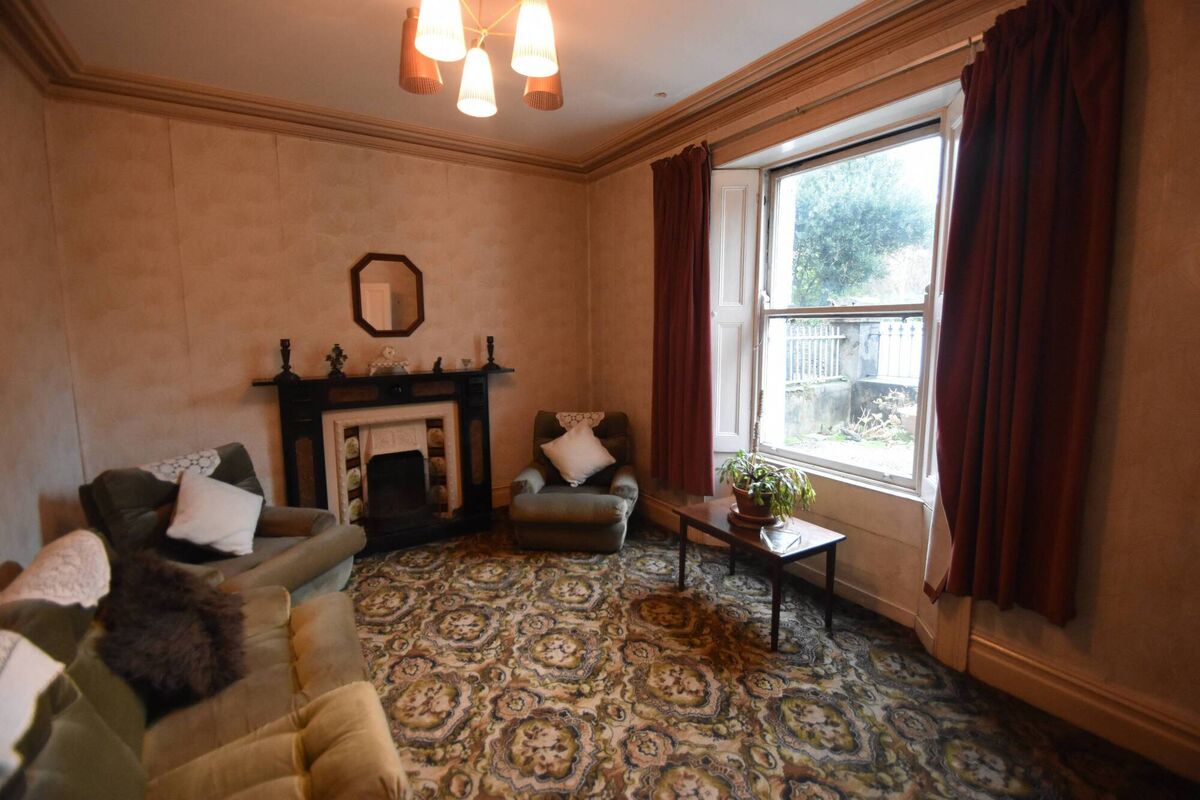 Eldred Terrace comes for sale in deep winter, and has charm, much original interior details, finishes, a number of Victorian fireplaces, ornate plasterwork in some rooms, and has its original sash windows still in situ in front.