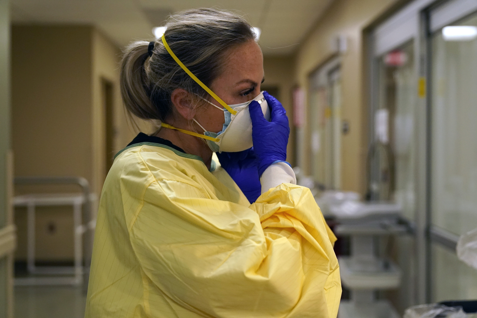 Swamped US hospitals scramble for pandemic help