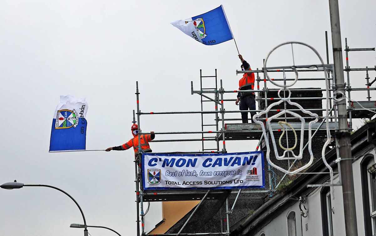 Shout it from the rooftops. Construction workers in Cavan town get the passing traffic into the mood for the upcoming All-Ireland semi-final, the first the Breffni county has played in 23 years. Picture: Lorraine Teevan