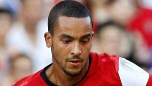 Walcott  returns for Gunners