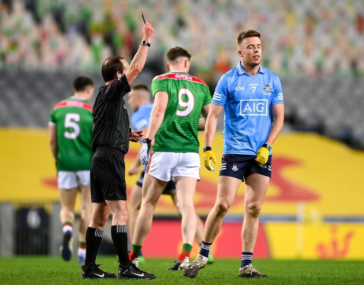 Referee David Coldrick issues a black card to Robbie McDaid. Photo by Stephen McCarthy/Sportsfile