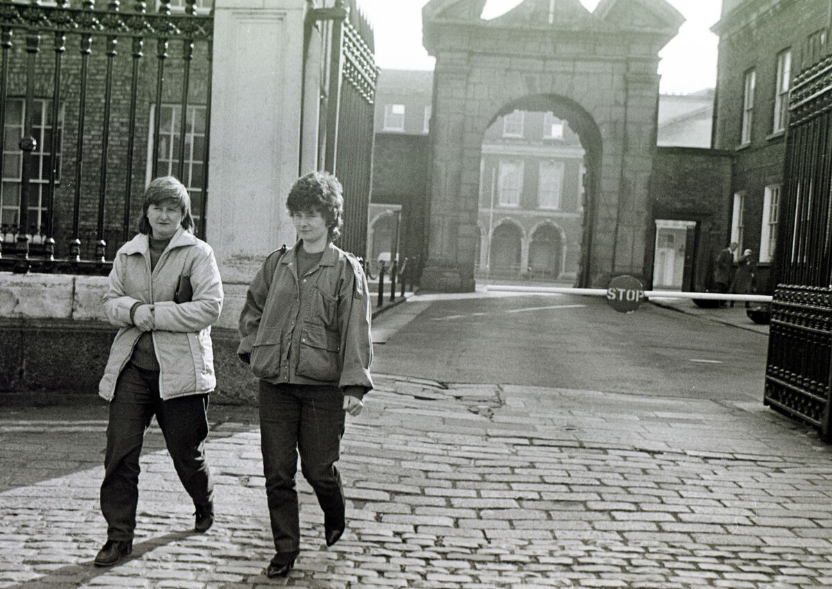 Joanne Hayes with her sister Kathleen(L) arriving for the hearing at the Kerry Babies Tribunal. 1985 Photo: Eamonn Farrell/RollingNews.ie