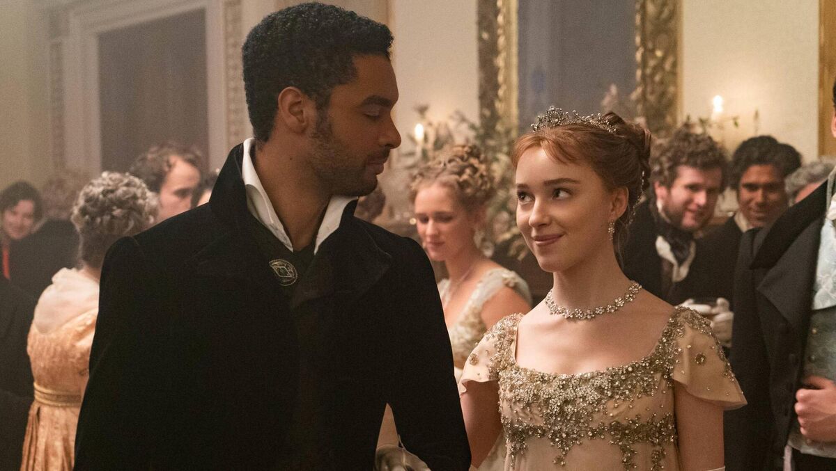 Rege-Jean Page and Phoebe Dynevor in Bridgerton, on Netflix. 