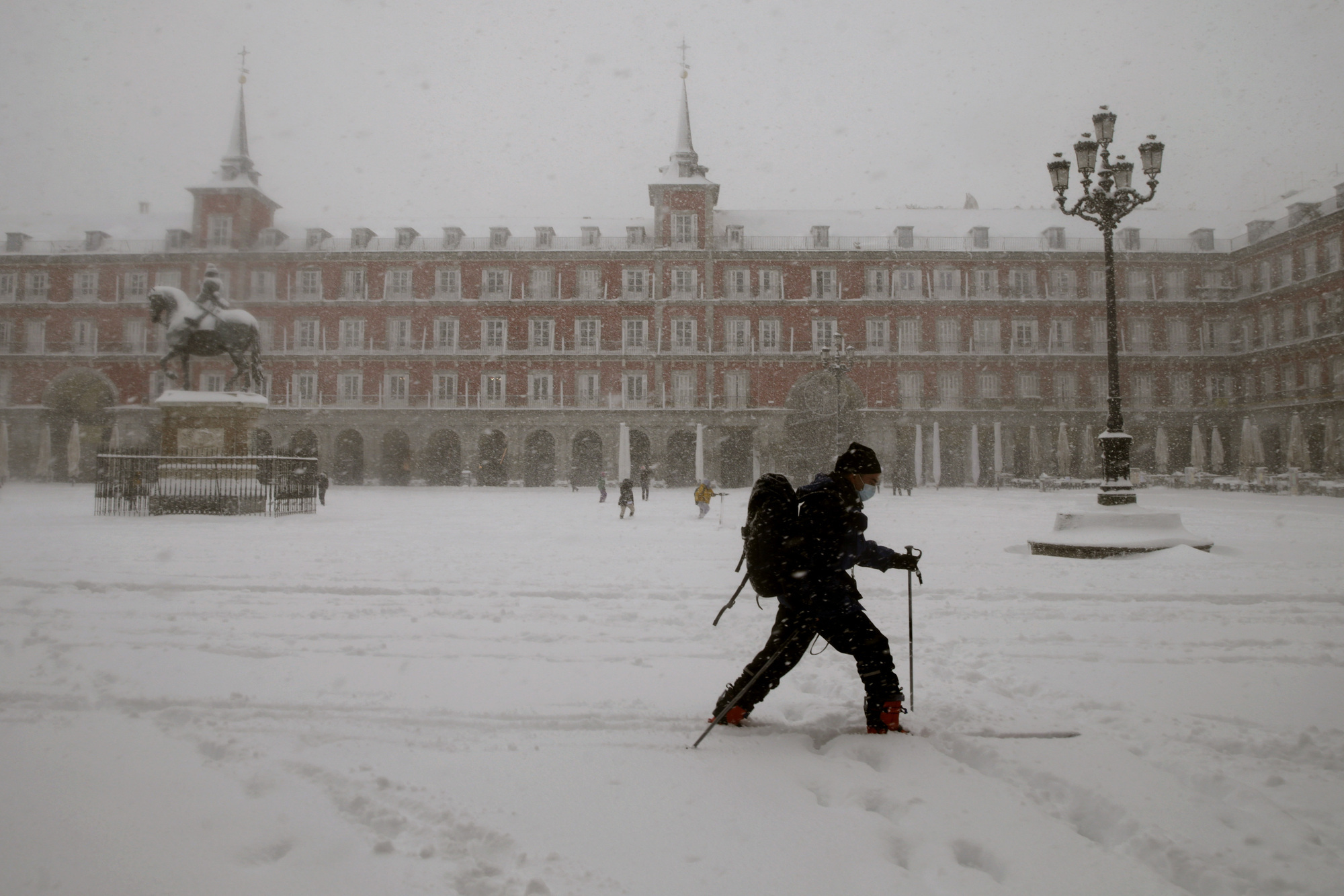 Blizzard covers Spain in white and brings Madrid to a standstill