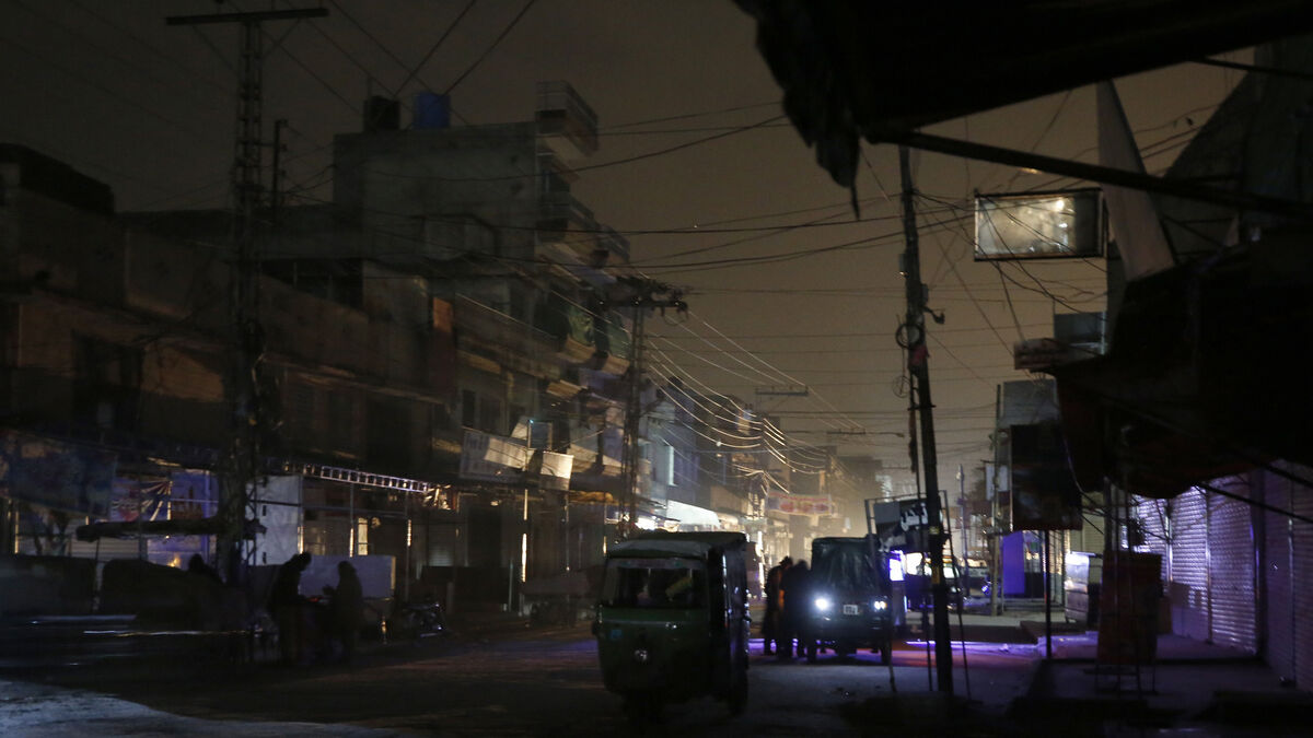 massive-power-cut-plunges-pakistan-into-darkness