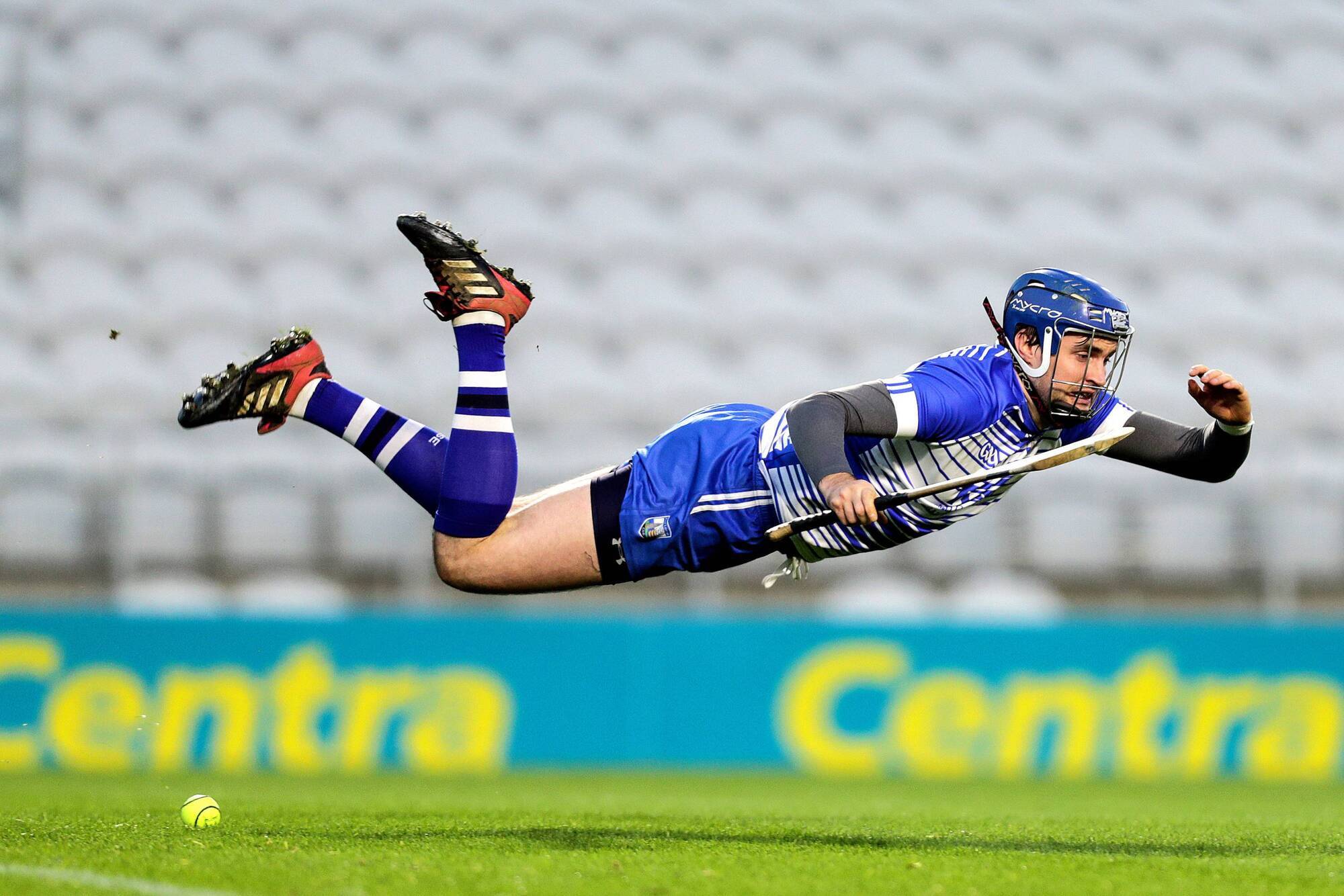 Absolute confidence, strategies, and signals: The evolution of the hurling goalkeeper