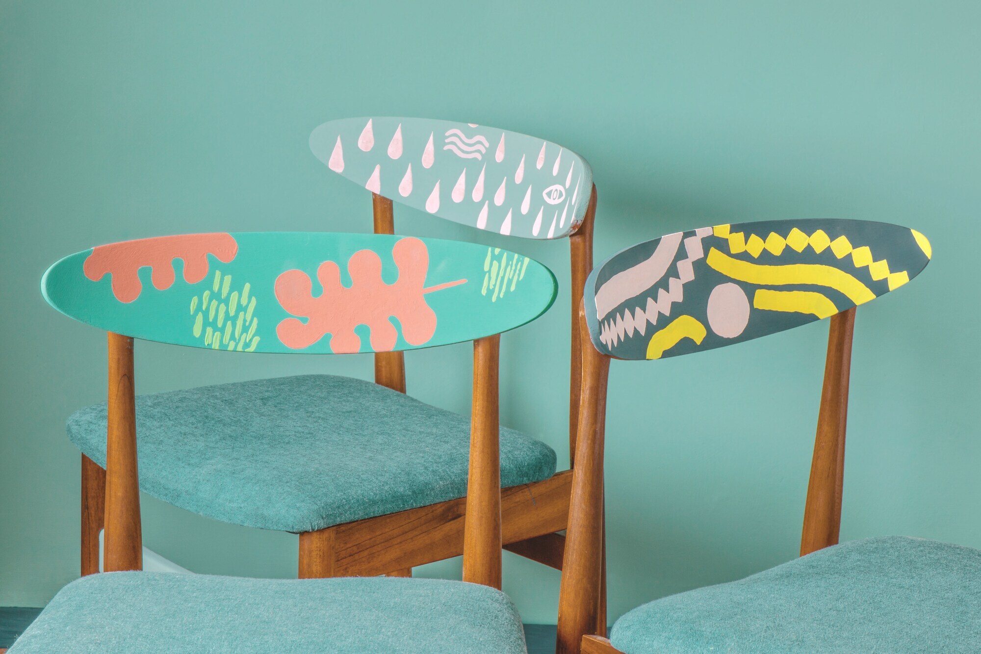 An easy up-cycle that’s just as easily undone. Paint detailing to the splat of a commonplace British mid-century chair made in the tens of thousands. Annie Sloan Green Mid Century Chairs Painted In Chalk Paint, Pattern Made Using Detail Brushes. anniesloan.com