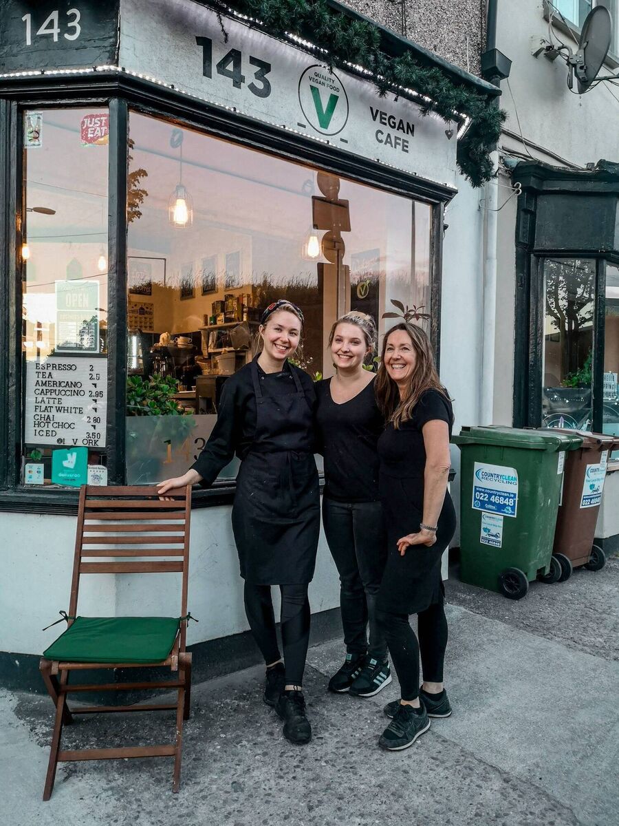 Lauren Marples (left)of 143V with sister Edel (middle) and mum Eileen (right).