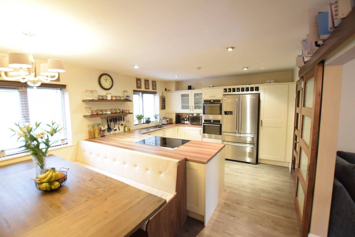9 Cois Coillte, Douglas: Modern three-bed duplex with well-equipped kitchen/diner. 9 Cois Coillte, Douglas: Modern three-bed duplex with well-equipped kitchen/diner.