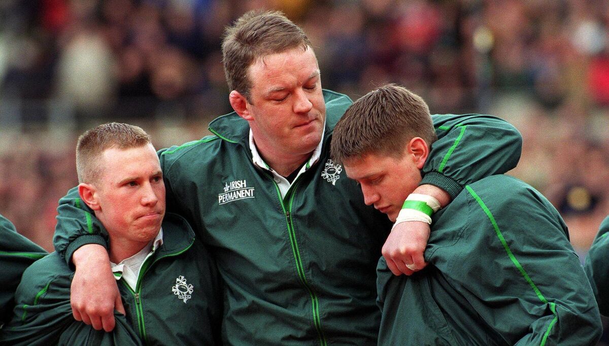 Mick Galwey holds onto Peter Stringer and Ronan O'Gara during the National Anthem ©INPHO/Patrick Bolger Mick Galwey holds onto Peter Stringer and Ronan O'Gara during the National Anthem ©INPHO/Patrick Bolger