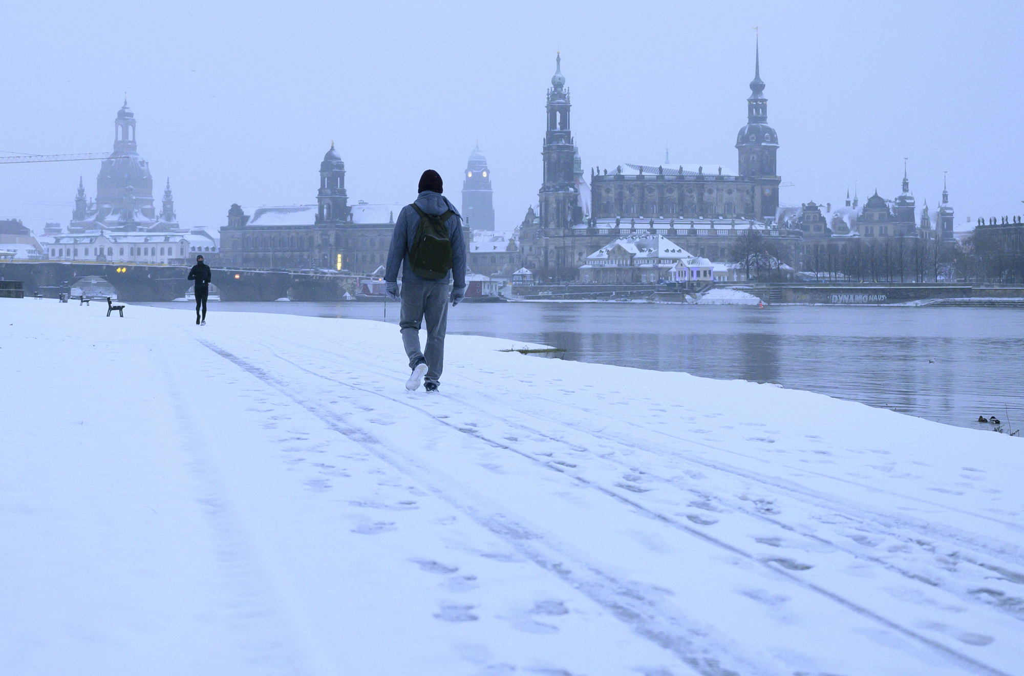 Travel chaos after heavy snow in Germany