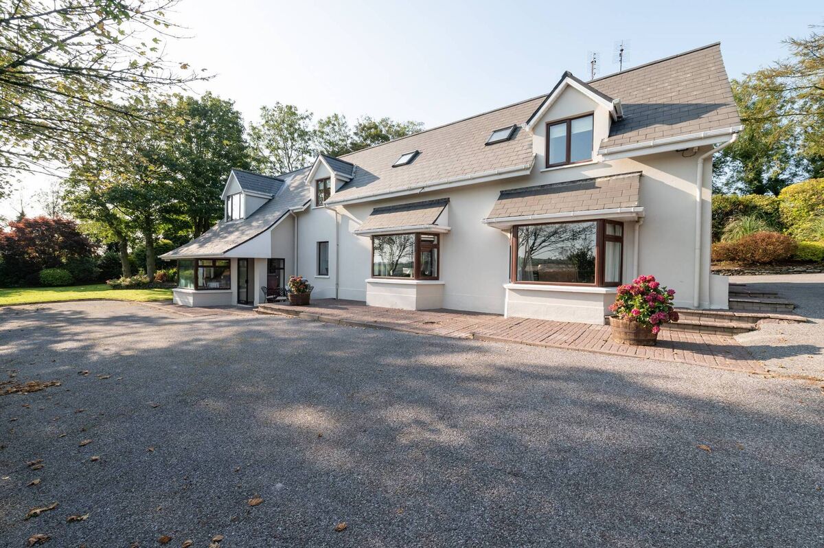 Set at Cronody  in Dripsey, this home  is an easy commute back to the city, with local walks, the Coachford Greenway, with watersports aplenty at  the Inniscarra network.