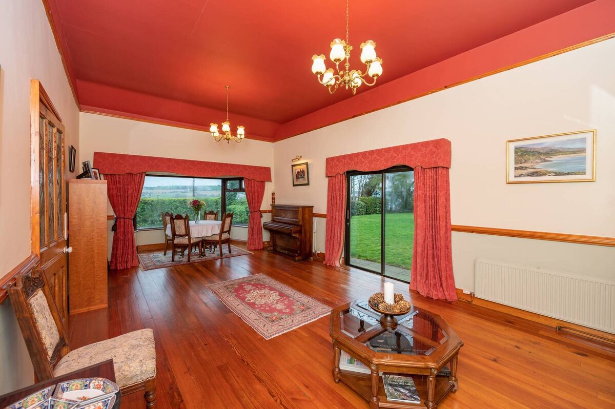 Living rooms at either end